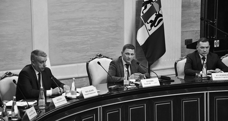 Роман Бурдин (в центре) отметил, что министерство региональной политики совместно с Общественной палатой Новосибирской области готово оказывать всестороннюю методическую и программную поддержку в развитии форм участия населения в осуществлении местного самоуправления. Фото: пресс-служба правительства Новосибирской области