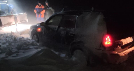 Есть случаи провала техники под лед, и владельцы зачастую вытаскивают автомобили своими силами, не информируя МЧС. А еще чаще автотранспорт застревает на льду, что тоже опасно для жизни. Съемка спасения автомобиля, провалившегося под лед 7 января 2026 года. Фото: Василий Шульгин