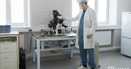 В прошлом году в центре охраны здоровья семьи и репродукции был увеличен штат врачей, приобретено новое оборудование, в том числе второй сосуд Дьюара для хранения биоматериалов, еще один цифровой микроскоп, а также современное оборудование для предимплантационного генетического тестирования эмбрионов, стало больше коек в дневном стационаре. Фото: Андрей Заржецкий.