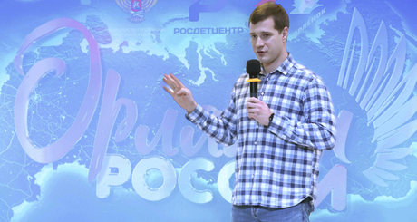 Депутат Илья Якуткин пожелал ребятам быть смелыми, дружными и вырасти настоящими «орлами». Фото: Вячеслав Ведерников