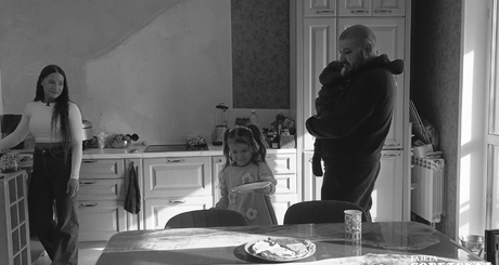 В многодетной семье Волобуевых все принято делать вместе — мама Анна напекла вкусных блинчиков, а дочка Василиса помогает накрыть на стол. Фото: Инна Волошина