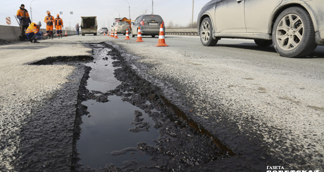 Чтобы заделать такую маленькую ямку, нужно целых две тонны асфальта. Стоимость такой заплатки — порядка 15 тысяч рублей. Фото: Алина Кухмарь
