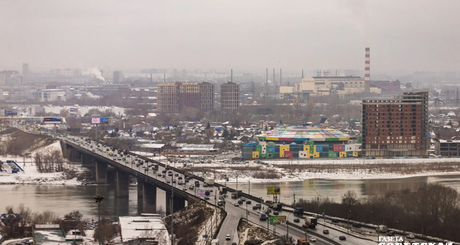 Конечно, недострои вряд ли могут украшать город. Вот, например, как «прекрасно» соседствует щербатое недостроенное здание гостиницы с разноцветным «Аквапарком». Фото: Андрей Заржецкий
