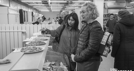 На дегустации рыбных продуктов большой интерес привлекли подкопченные кальмары, а малосольная селедочка вызвала просто настоящий фурор — многие покупатели брали по две-три рыбки сразу. Фото: Андрей Заржецкий