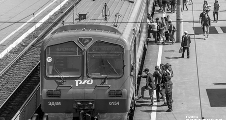 В период дефицита топлива на заправках часть владельцев машин освоили поездки на электричках. В идеале городская железнодорожная сеть может существенно разгрузить автомагистрали. А поездка в довольно комфортном вагоне действительно обходится недорого: Речной вокзал — Обское море — всего 50 рублей. Фото: Андрей Заржецкий
