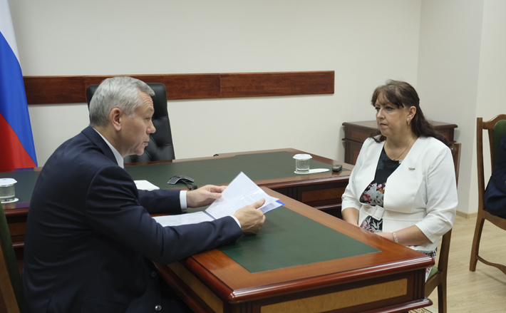 Представительница начальной школы поселка Чернаково рассказала Андрею Травникову, что школьное здание давно нуждается в ремонте. Фото предоставлено Ольгой Ефремовой