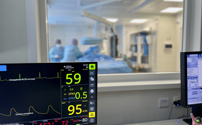 В сентябре 2025 года в региональном сосудистом центре (РСЦ) клинической больницы № 34 в Новосибирске провели первую операцию тромбоэкстрации. Сегодня высокотехнологичный метод позволяет новосибирским докторам эффективно лечить пациентов с самыми тяжелыми ишемическими инсультами. Главный врач ГКБ № 34 Ярослав Фролов рассказывает, что в рентген-операционной с момента открытия РСЦ провели более 700 коронарографий и 436 стентирований сосудов сердца при инфарктах. Нейрохирургическая операция стала первой. Фото: пресс-служба министерства здравоохранения Новосибирской области