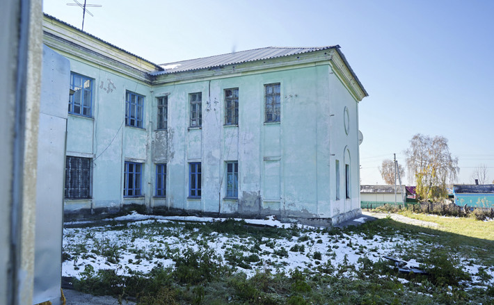 Та самая школа в поселке Листвянский Искитимского района — здание 1956 года постройки. Прокуратура признала ее непригодной к эксплуатации, ученики пока что учатся в других помещениях. Несколько лет назад тут отремонтировали спортзал, поставили стяжки на стенах, но проблему это не решило. Фото: novosibirsk.er.ru