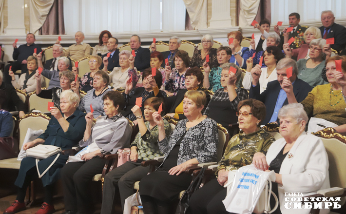 Красные карточки — мандаты делегатов отчетно-выборной конференции. Ветераны единогласно избрали председателем областного совета Владимира Панарина. Фото: Андрей Заржецкий