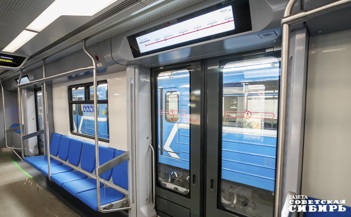 Модернизация подвижного состава общественного транспорта в столице Сибири профинансирована бюджетом. Однако содержание парка дорожает, это отражается в тарифах. О стоимости сетевых поездок и единых проездных документов для льготных категорий пассажиров, а также вероятных изменениях размера оплаты проезда на железнодорожных пригородных маршрутах мы сообщим нашим читателям дополнительно. Редакция следит за ситуацией. На снимке — метровагон нового поколения «Ермак» в Новосибирске. Фото: Андрей Заржецкий