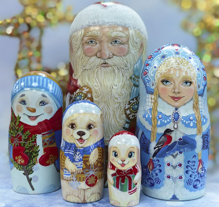 Веселая компания — Дед Мороз, Снегурочка, снеговик, медвежонок и зайчик — ожили благодаря таланту новосибирской художницы Олеси Скутиной. Фото предоставлено Олесей Скутиной