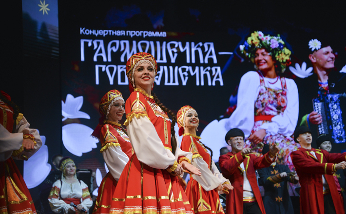 Премьера концертной программы «Гармошечка-говорушечка» состоялась совсем недавно, но она уже завоевала немало поклонников. Фото: предоставлено пресс-службой ансамбля «Чалдоны» 