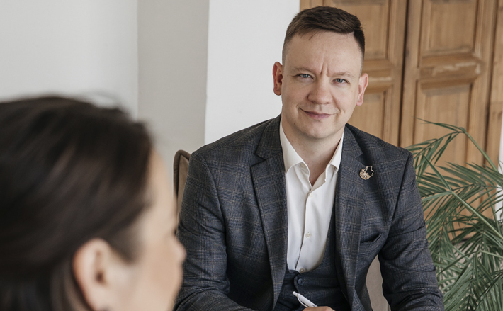 Владимир Седышев не ограничивается обязанностями школьного психолога и руководителя районного профессионального сообщества, он также брал классное руководство и в этом году выпустил класс. Фото: личный архив героя публикации