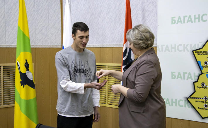Льготнику из числа детей, оставшихся без попечения родителей, Антону Любимову ключи от новой квартиры вручила исполняющая обязанности главы Баганского района Ольга Пилипушка. Фото: bagan.nso.ru