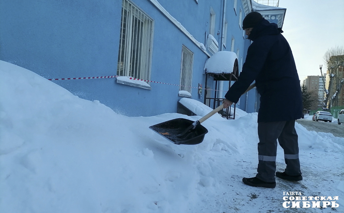 Собственники жилья должны знать, что отмостка считается конструктивным элементом здания, который необходимо чистить регулярно. Особенно это актуально при неустойчивых температурах. Если управляющая компания этого не делает, есть повод напомнить ей об обязанностях, а если нет реакции, то жаловаться, к примеру, в сервис «Госуслуги. Решаем вместе». Фото: Юлия Назаренко