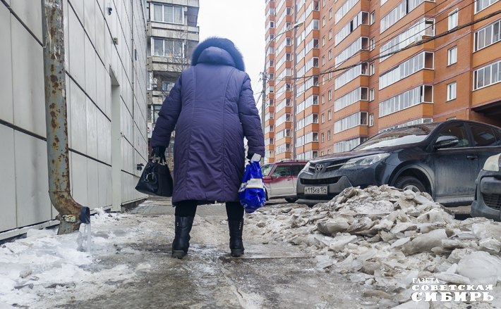 Этой зимой даже поход за продуктами превращается в настоящее испытание на ловкость, особенно для пенсионеров. Фото: Андрей Заржецкий