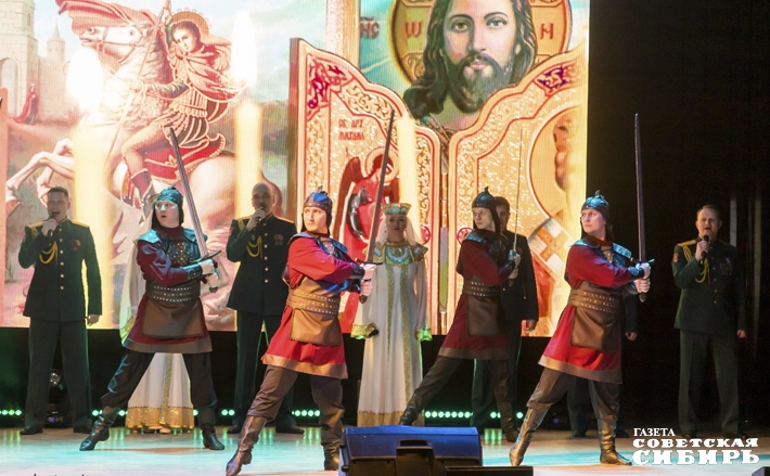 Артисты на концерте представили программу, воспевающую вековые традиции русского воинства: от побед на Чудском озере и Куликовом поле до взятия Берлина в 1945 году. Фото:  Андрей Заржецкий