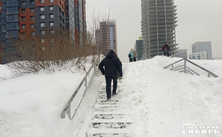 Так в пятницу, 13 марта, утром выглядела лестница возле Законодательного собрания. И это еще хорошо: днем раньше тут была ледяная горка. Фото: Инна Волошина