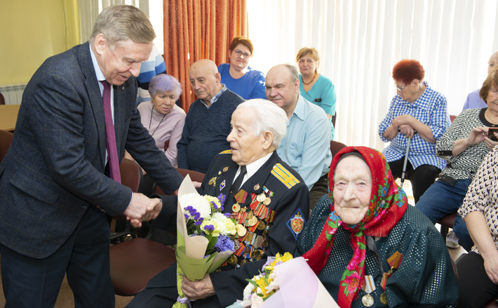 Владимир Иванович Панарин в Доме ветеранов поздравляет Виктора Ивановича Фролова, ветерана Второго Белорусского фронта с вручением юбилейной медали «80 лет Победы в Великой Отечественной войне 1941—1945 годов». Фото: архив новосибирского областного совета ветеранов