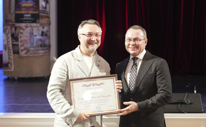 Почетную грамоту губернатора Новосибирской области главному режиссеру НОВАТа Вячеславу Стародубцеву вручил первый заместитель главы региона Юрий Петухов. Фото предоставлено  НОВАТ, Алексей Цилер