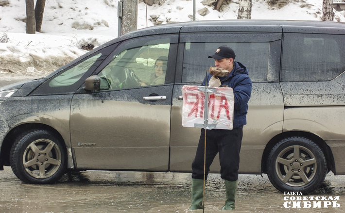 Затопленные ямы на дорогах в мегаполисе таят для автомобилистов да и для пешеходов серьезные риски: кто знает, что там, в «подвод­ном мире», и не провалишься ли через этот портал в самый нижний из миров? Вот и на Котовского в левобережье гражданин решил 26 марта самостоятельно установить дорожный знак «ЯМА» и вбил кувалдой кустарный указатель. У этой ямы бородатая история. Она, как неразменный рубль, появляется снова и снова весной, летом и осенью — с таянием снега и в проливной дождь. Фото: Андрей Заржецкий