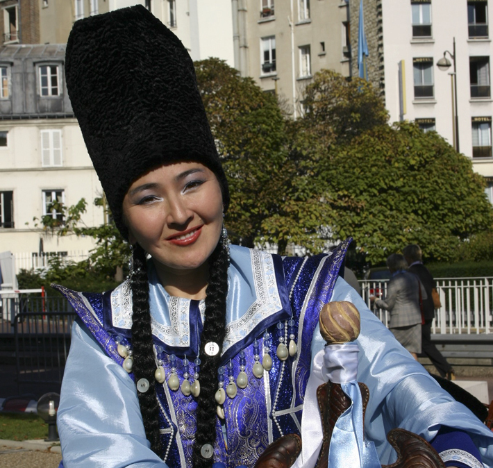 Айяна Шинжина в сценическом костюме во время гастролей во Франции. Фото: Леонид Иркитов / предоставлено Айяной Шинжиной