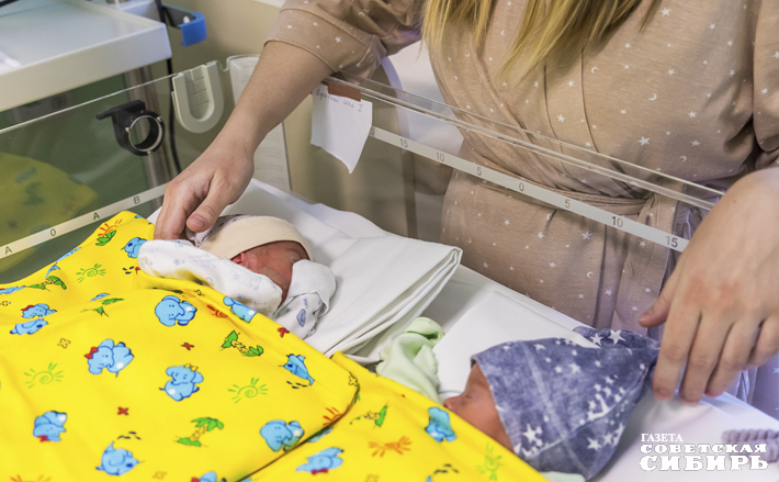 Эта очаровательная парочка появилась на свет в перинатальном центре облбольницы. А всего в прошлом году там родились пять тысяч малышей. Фото: архив ИД «Советская Сибирь»