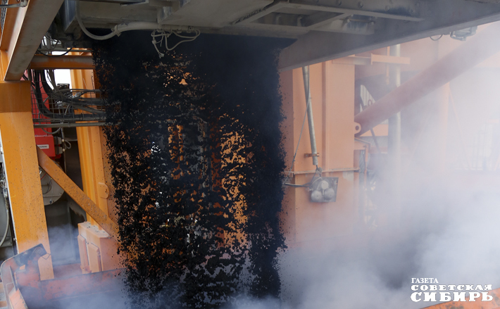 Сейчас на территории завода расположено 110 тысяч тонн инертных материалов, из которых и производится асфальт — щебень, песок, отсев. Все это привезено с каменного карьера в Тогучинском районе. Фото: Алина Кухмарь