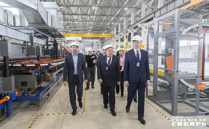 Общий объем инвестиций в проект оценивается в более чем 700 миллионов рублей. Компания намерена выпускать до 250 тысяч квадратных метров сэндвич-панелей в год. Запущенный завод — уже третья промплощадка данного производителя. Фото: Андрей Заржецкий