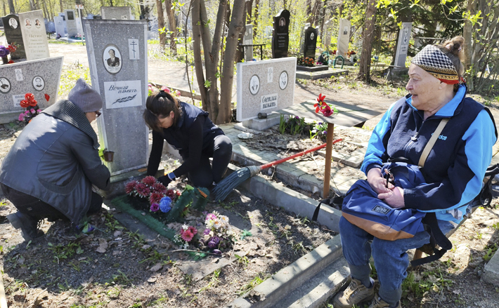 Волонтеры энергично собирают сухие ветки деревьев, чистят дорожки, помогают пожилым родственникам привести в порядок семейные захоронения. Не у всех есть дети, внуки. Кто-то живет не в Новосибирске. А могилы важно поддерживать в ухоженном состоянии. Фото: Светлана Фролова