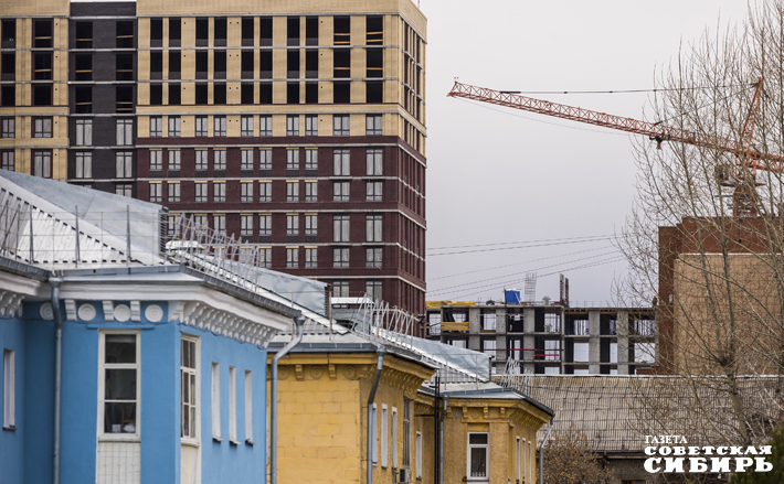 Кто победит — современные высотки или уютные частные дома? По ощущениям, бум ИЖС проходит. Фото: Андрей Заржецкий