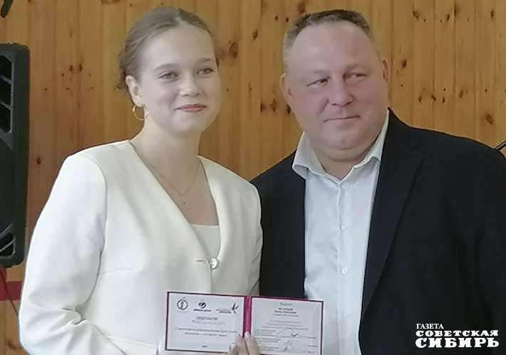 Елена Нестерова, простая новосибирская школьница. Любит музыку — классику и джаз, из популярных современных певцов ближе Сергей Лазарев. Сама тоже любит петь. С одноклассниками на переменке подхватывают сказанное педагогами и вспоминают песни с этими словами или фразами. На снимке: момент награждения Елены Нестеровой. Фото: Юлия Назаренко