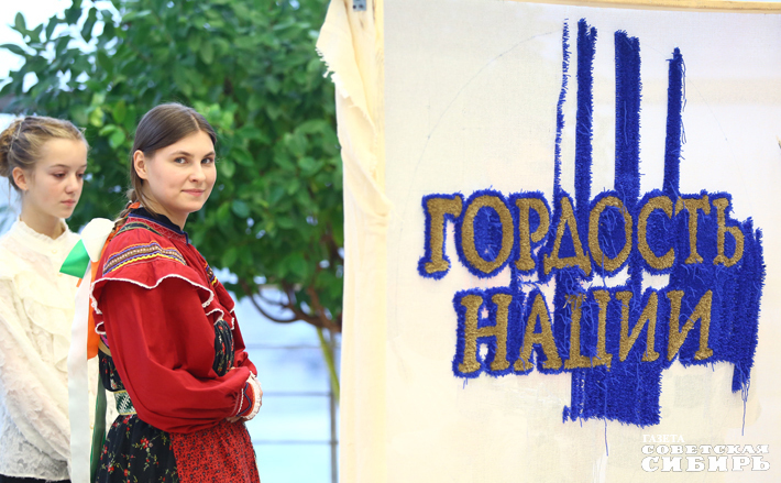 Ковер ткали всем миром  — в творческом процессе перед церемонией вручения премий были задействованы сами участники события. Фото: Андрей Заржецкий 