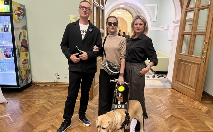 Анастасия (в центре) с Ольгой Корченко, руководителем благотворительного фонда «Сибач фонд», и продюсером киностудии «П.И.К. фильм», директором АНО «Центр творчества и искусства «Культурный мир», продюсером кинокомпании «Мерцана фильм» на киностудии «Амедиа» Владиславом Савиным. Фото: Дирекция креативных проектов Новосибирской области