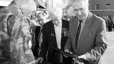 …осмотреть оружие разных поколений…