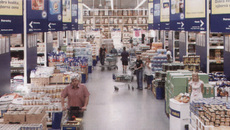 В новом торговом центре.