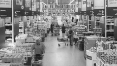 В новом торговом центре.