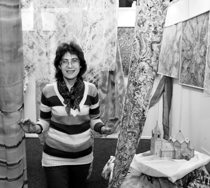 Татьяна Еремеева у своей конкурсной работы.