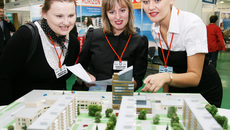 С инвестиционным проектом бизнес-центра у станции метро «Золотая нива» посетителей выставки знакомит руководитель проекта Елена Новикова (первая справа) из компании «Статус капитал».