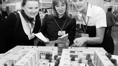 С инвестиционным проектом бизнес-центра у станции метро «Золотая нива» посетителей выставки знакомит руководитель проекта Елена Новикова (первая справа) из компании «Статус капитал».