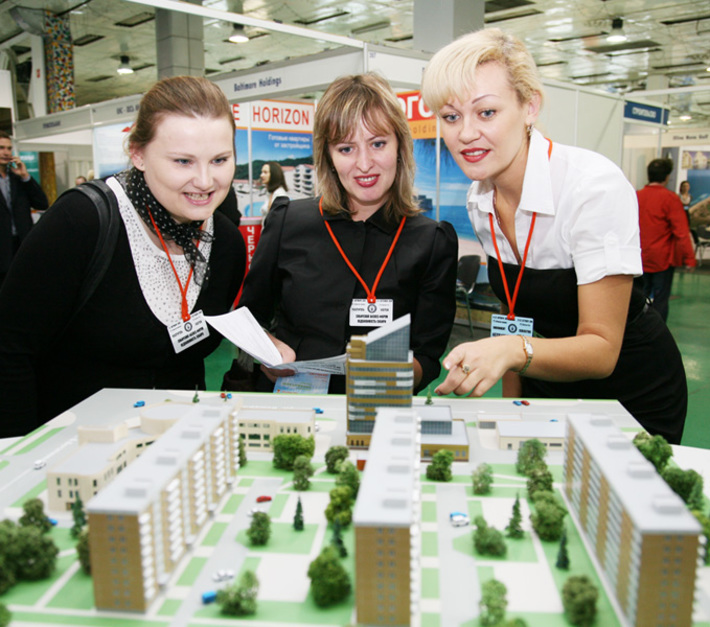 С инвестиционным проектом бизнес-центра у станции метро «Золотая нива» посетителей выставки знакомит руководитель проекта Елена Новикова (первая справа) из компании «Статус капитал».