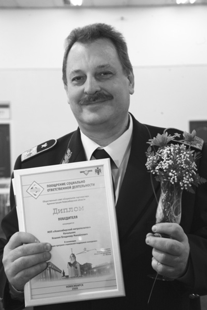 Владимир Псеровский, заместитель начальника Новосибирского метрополитена. Руководство подземки решило, что хватит утомлять пассажиров бесконечной рекламой, пора задуматься о разумном и вечном. И — отличный ход!