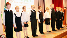 Участников конференции в городском Доме учителя приветствует клуб юных инспекторов ГИБДД новосибирской средней школы № 120.