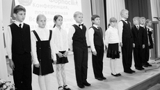 Участников конференции в городском Доме учителя приветствует клуб юных инспекторов ГИБДД новосибирской средней школы № 120.