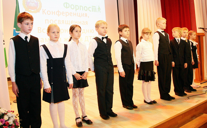 Участников конференции в городском Доме учителя приветствует клуб юных инспекторов ГИБДД новосибирской средней школы № 120.
