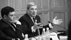 Губернатор Виктор Толоконский и депутат Госдумы Александр Хинштейн (слева) рассматривали каждый конфликт во всех подробностях.