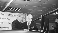 Губернатор области Виктор Толоконский (слева) и директор Сибирского филиала ОАО «МегаФон» Алексей Тютин: ещё секунда — и компьютер запустит центр в работу.