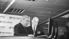 Губернатор области Виктор Толоконский (слева) и директор Сибирского филиала ОАО «МегаФон» Алексей Тютин: ещё секунда — и компьютер запустит центр в работу.