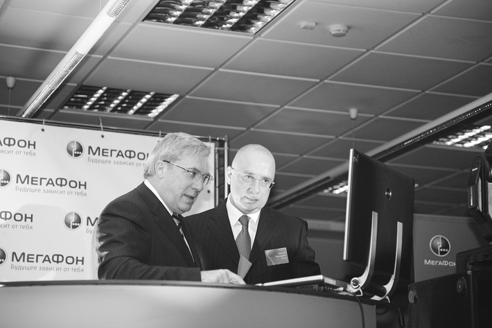 Губернатор области Виктор Толоконский (слева) и директор Сибирского филиала ОАО «МегаФон» Алексей Тютин: ещё секунда — и компьютер запустит центр в работу.