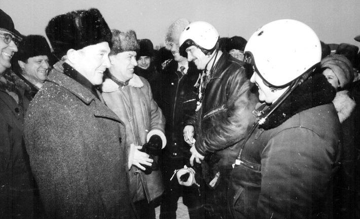 Николай Иванович Бобрицкий (на переднем плане слева) встречает летный состав (Игорь Вотинцев, Евгений Ревунов) после первого испытательного полета СУ-34.